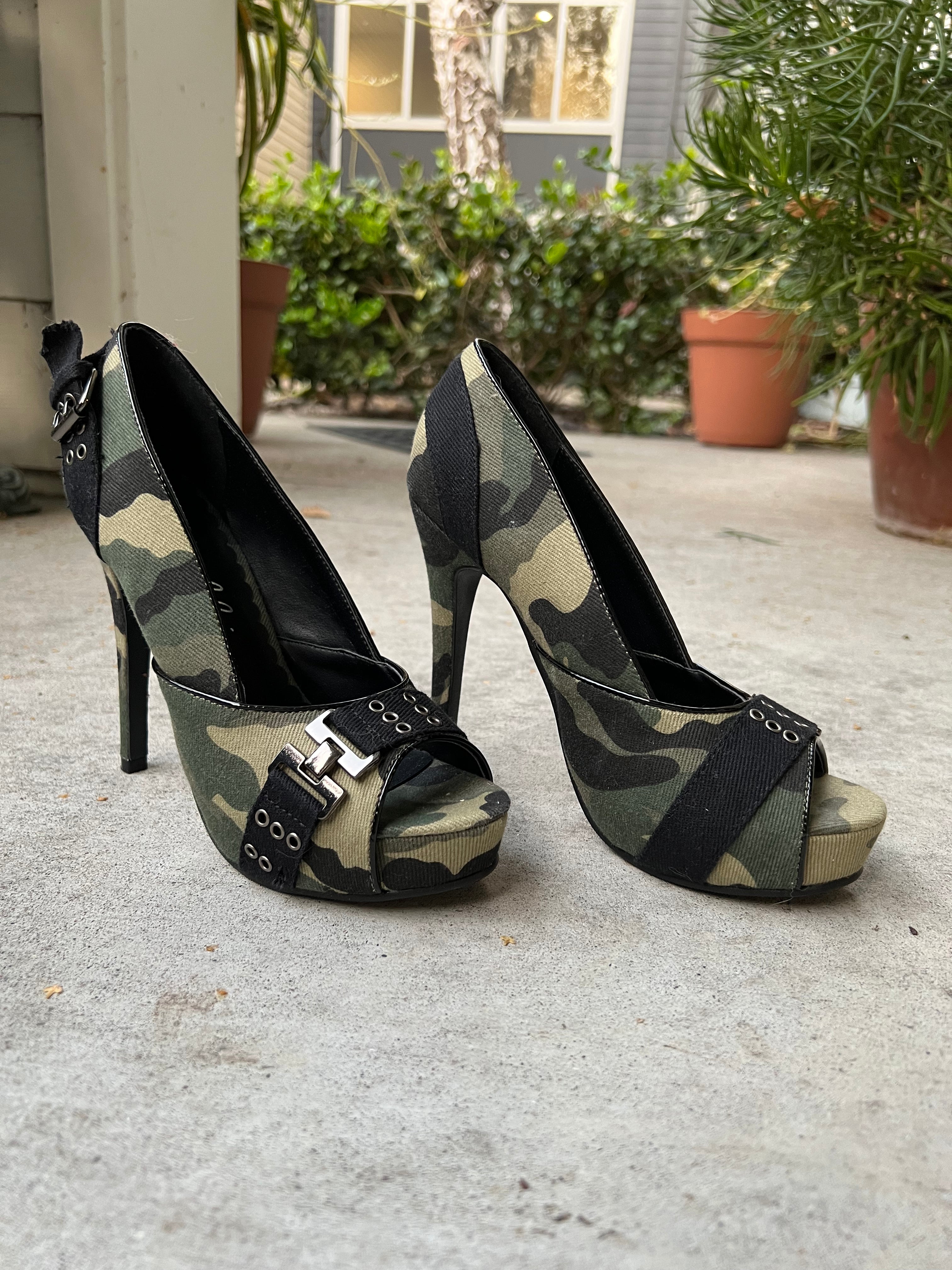 Green camouflage, high heels