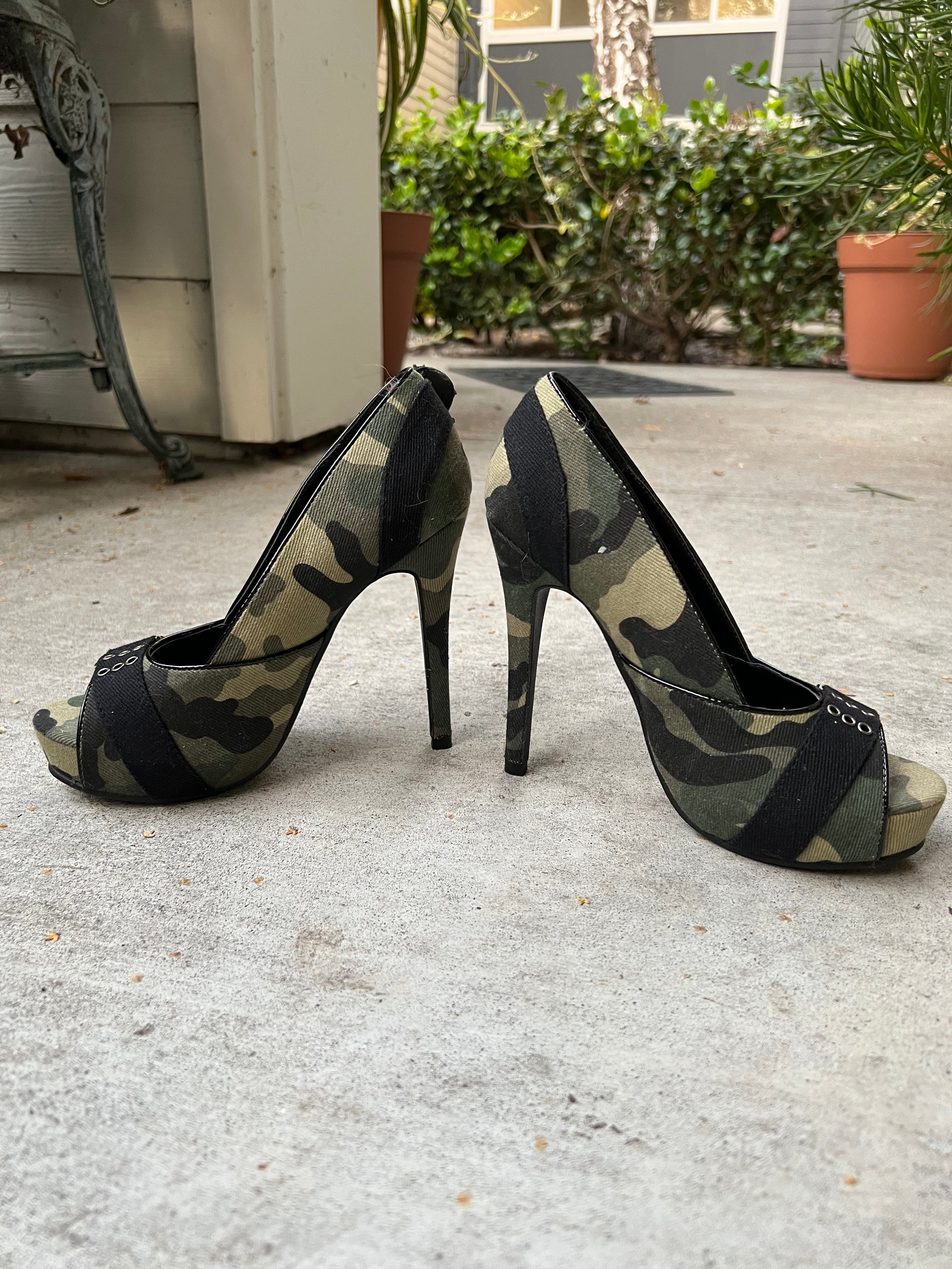 Green camouflage, high heels