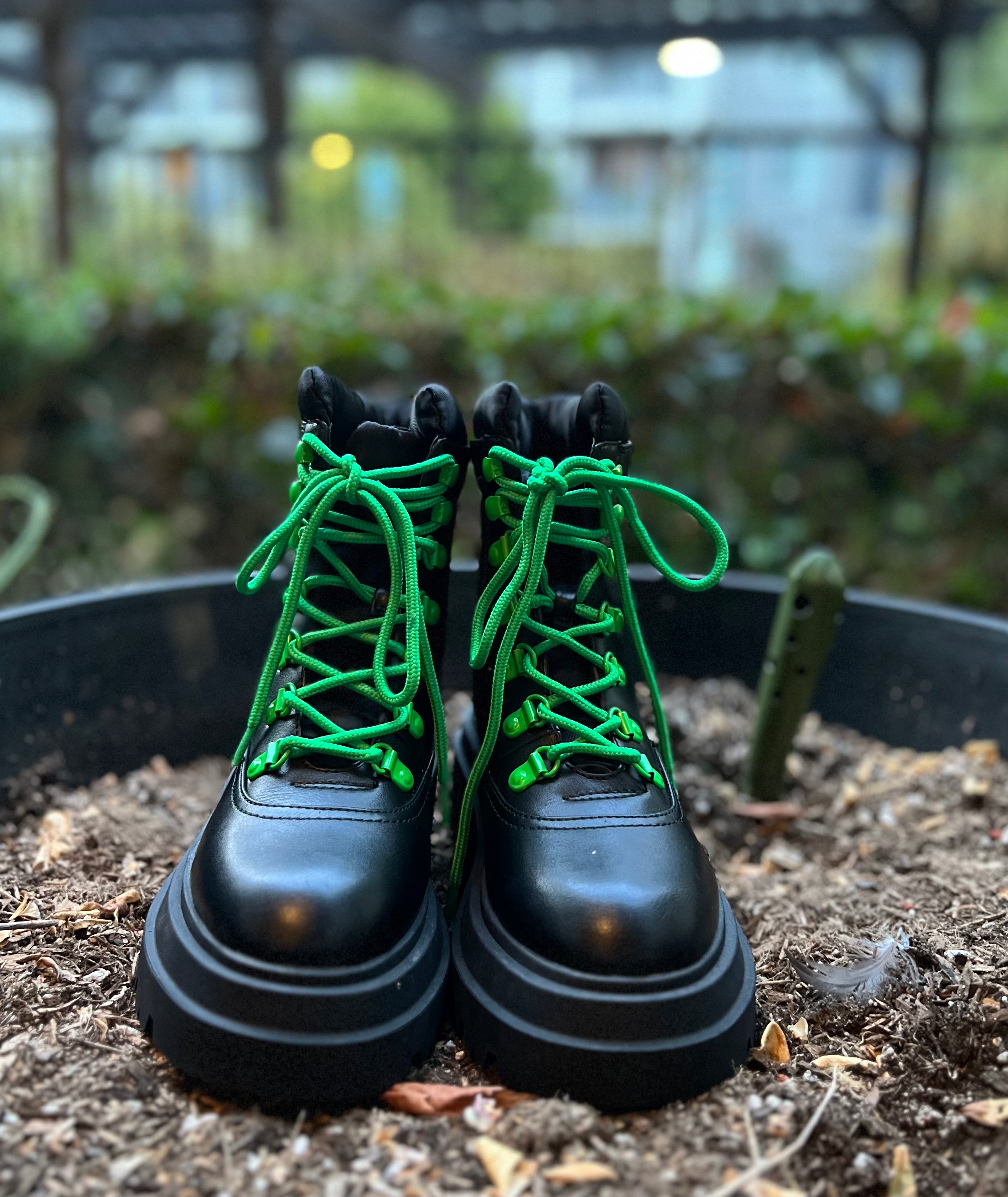 ¡Bonitas botas militares de cuero para mujer con cordones verdes!