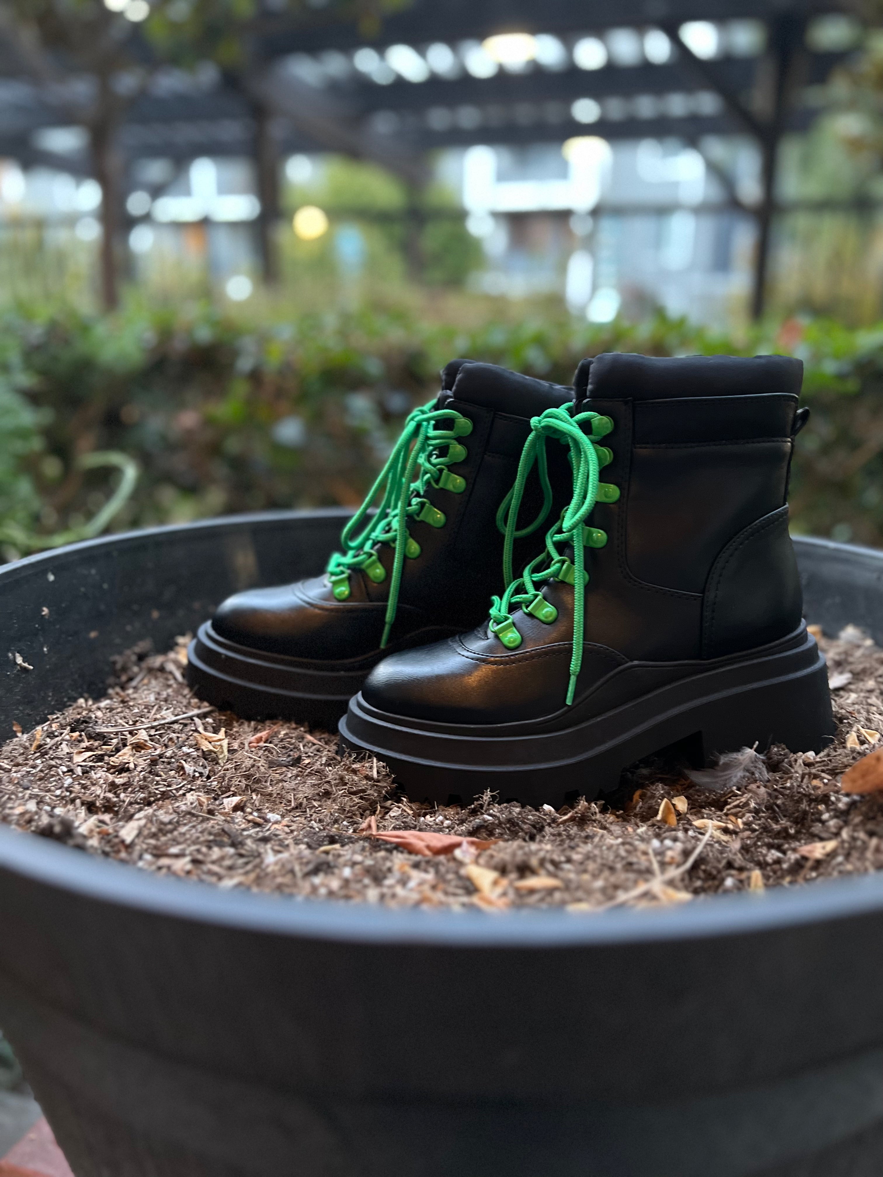 ¡Bonitas botas militares de cuero para mujer con cordones verdes!